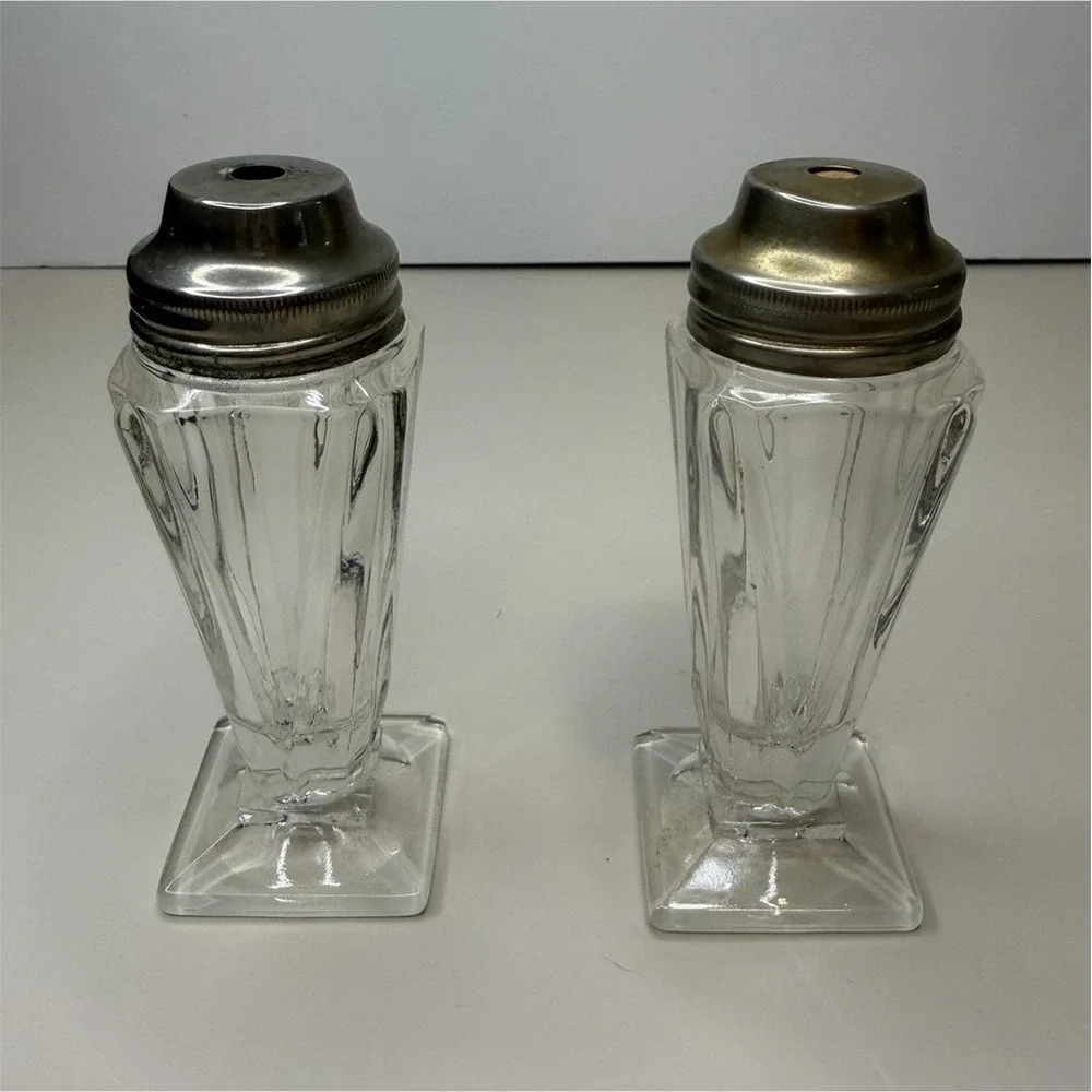 Airko free flow Set of 2 Clear Glass Ribbed Square Salt & Pepper Shakers